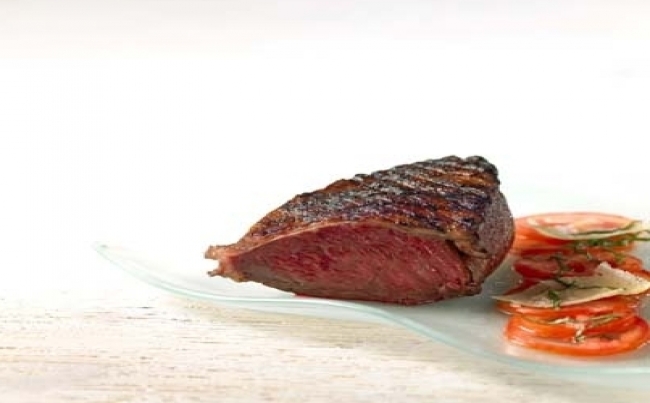 Picaña en costra de especias con carpaccio de tomate